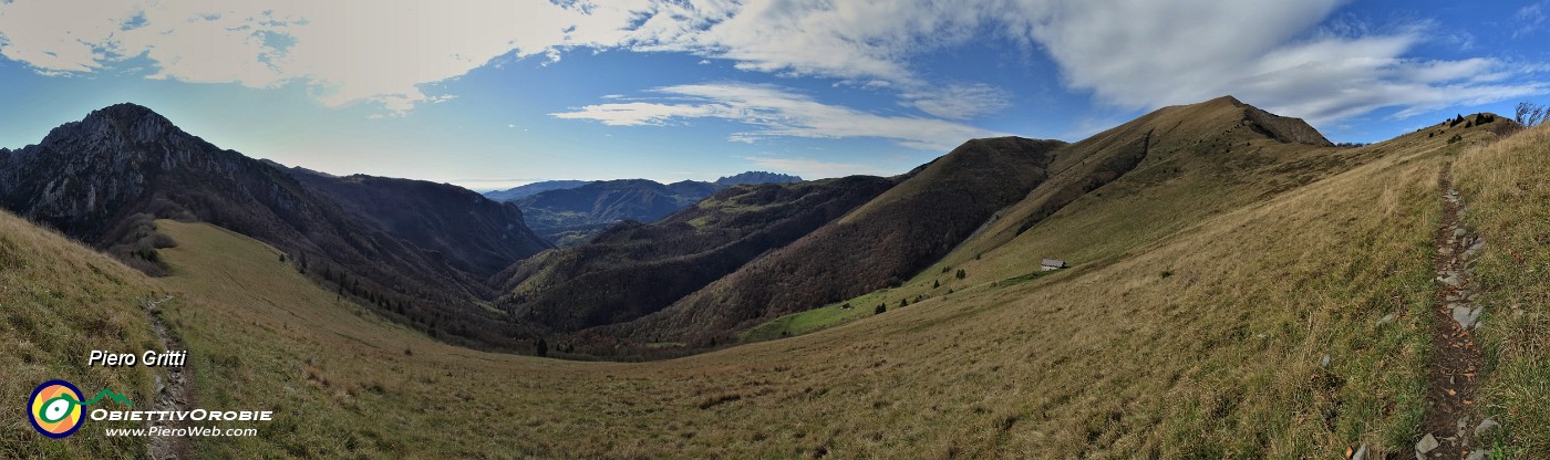 39 In decisa salita sul sentierino di cresta dal Passo al Pizzo Baciamorti...vista panoramica a sud.jpg